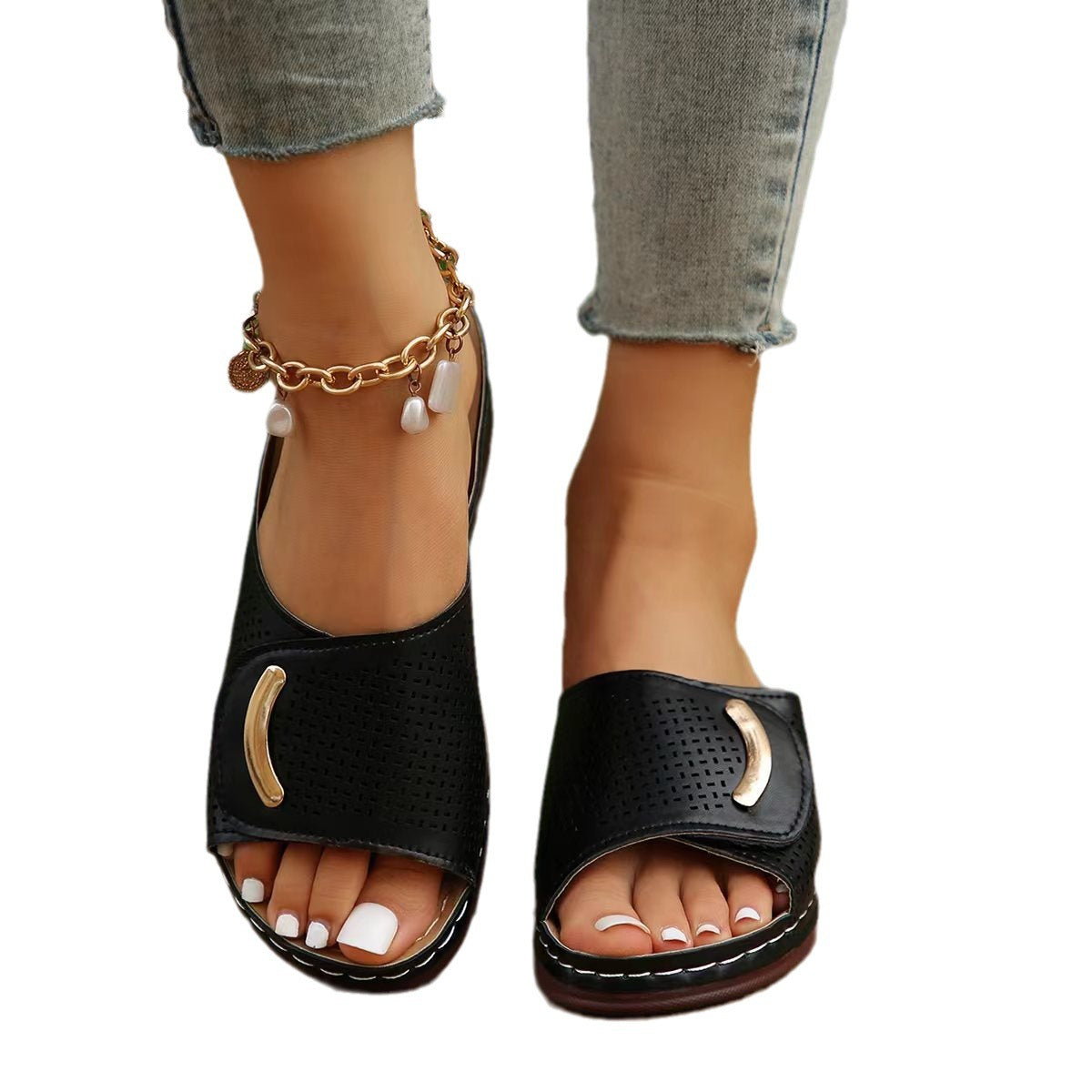 Toni - Well-fitting women's shoes with thick velcro fastening at the top
