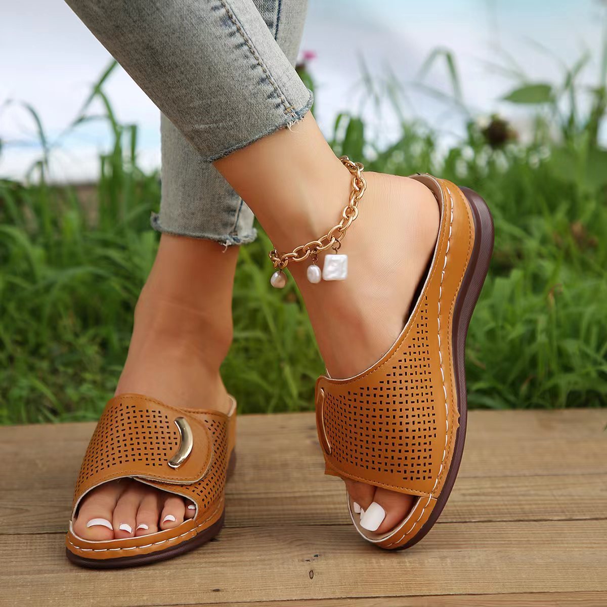 Toni - Well-fitting women's shoes with thick velcro fastening at the top