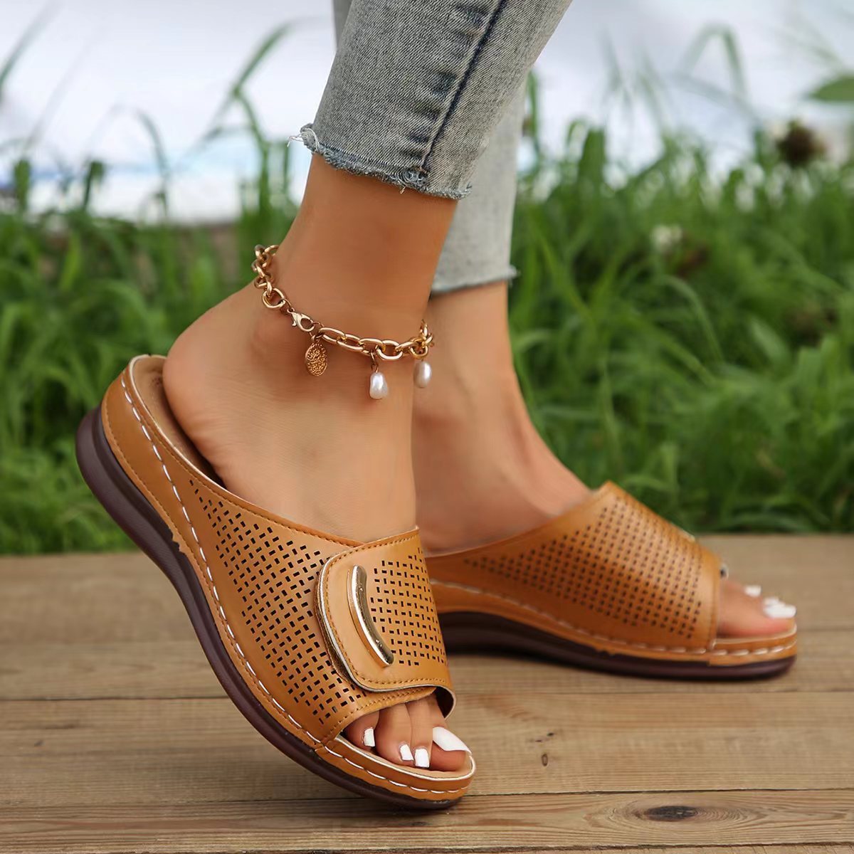 Toni - Well-fitting women's shoes with thick velcro fastening at the top
