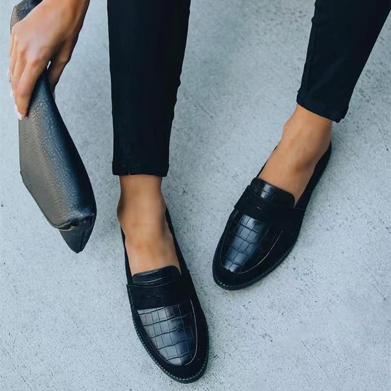 Alliah - Shiny black shoes with pattern design