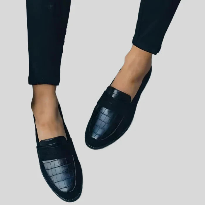 Alliah - Shiny black shoes with pattern design