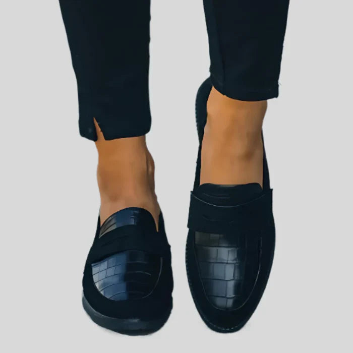 Alliah - Shiny black shoes with pattern design
